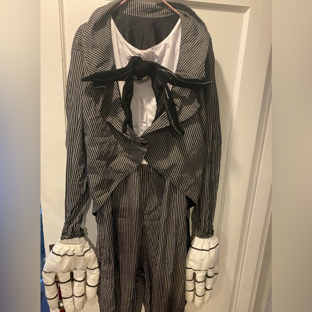 🎃 Disney Store, Jack Skellington Costume, with mask
Size XL